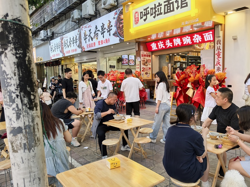 呼啦面馆四川南充师范大学店2025年5月11日迎来火爆开业啦！