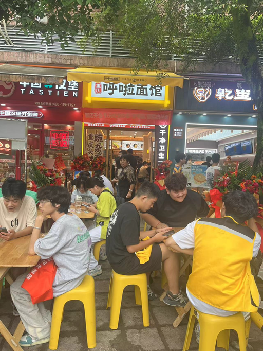 呼啦面馆重庆电子科技学校店8月26日迎来火爆开业啦！
